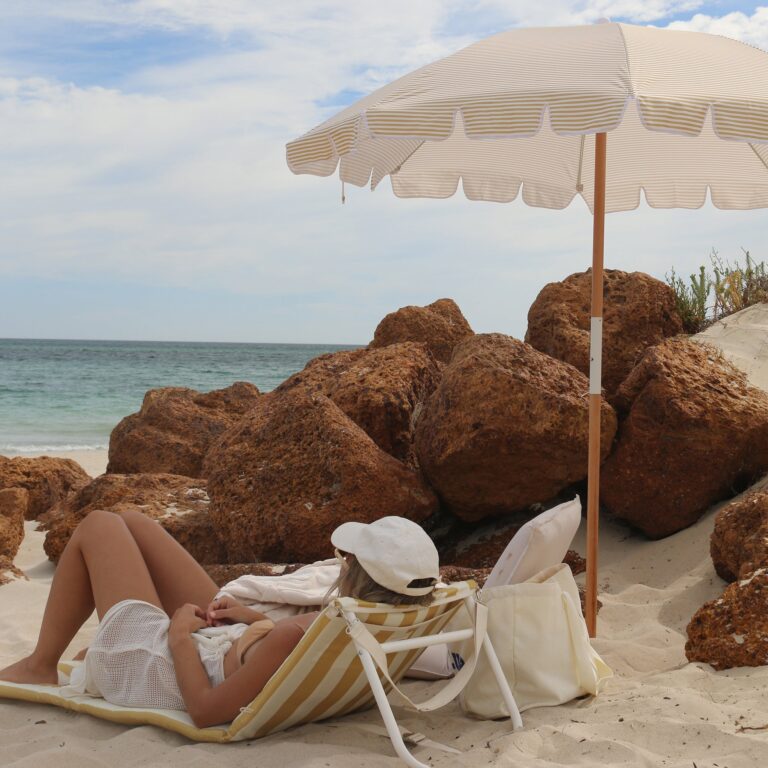 Chaise Longue De Plage Rayee Moutarde Doree Mango Bay Confortable Et Pliable Pour Lexterieur 1