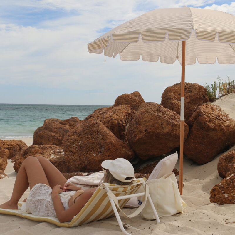 Chaise Longue De Plage Rayee Moutarde Doree Mango Bay Confortable Et Pliable Pour Lexterieur 1